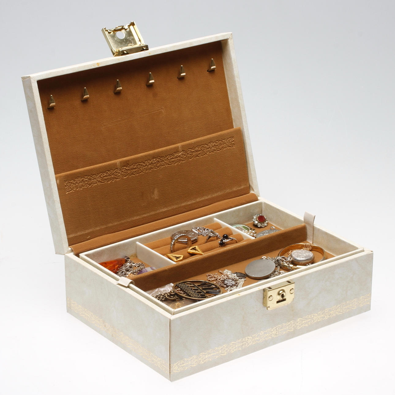 SMYCKEN, bland annat tenn, Ronny Tennsmed, HALSSMYCKE, troligen Finland, 1900-tal.