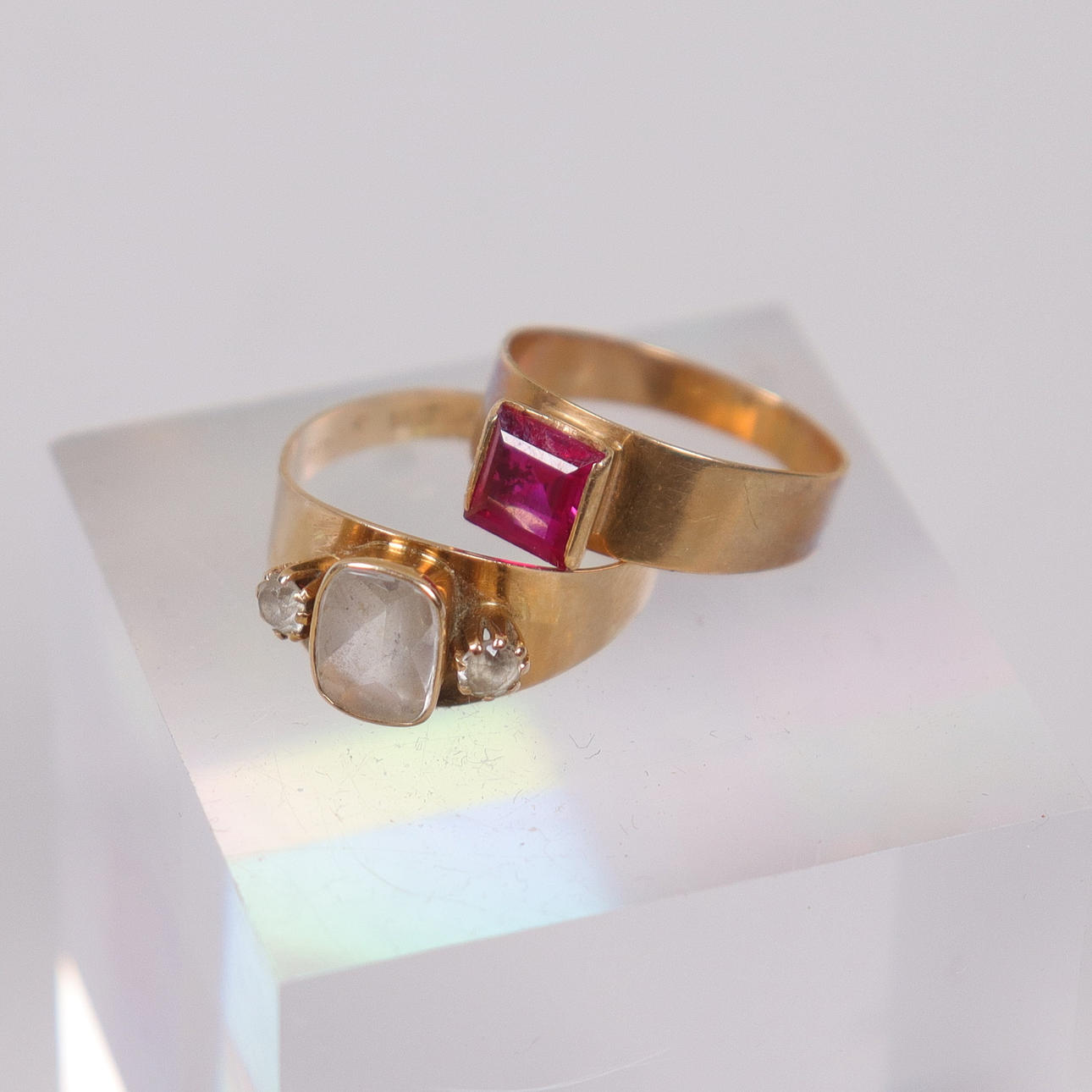 RINGAR, 18k guld med stenar, 2 st.