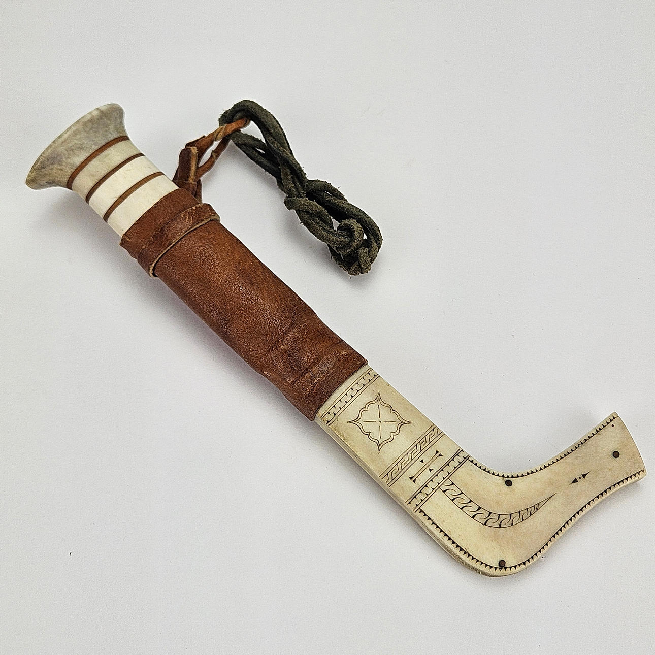 SAMEKNIV, horn, signerad.