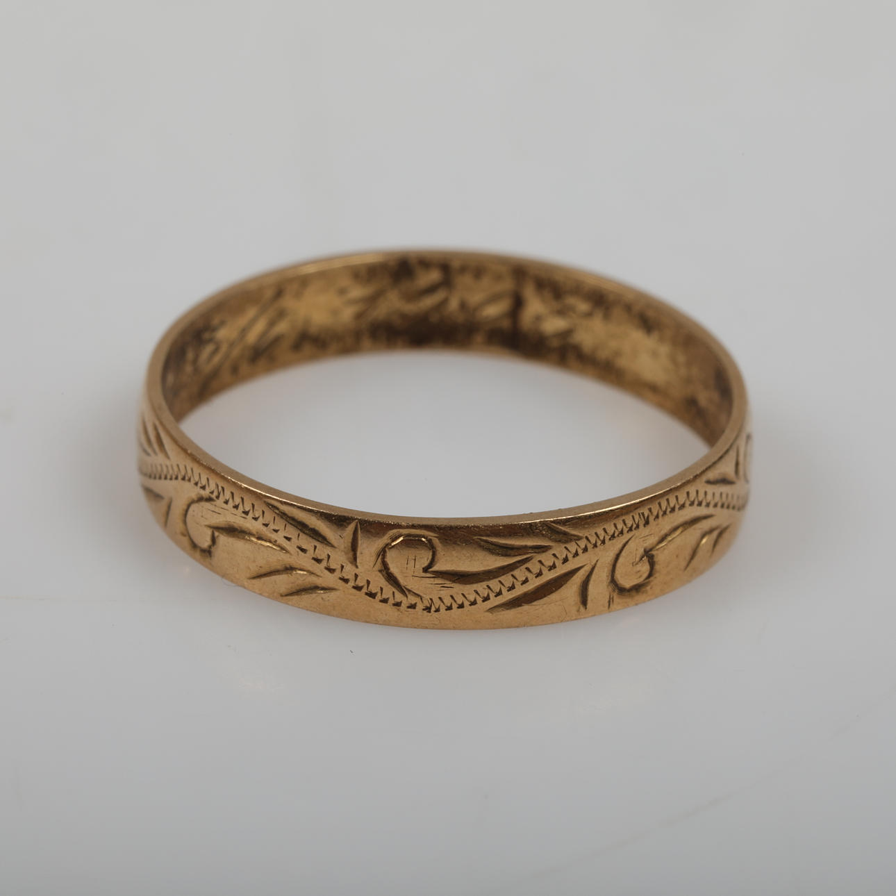 RING, 18 K guld med graverad dekor.