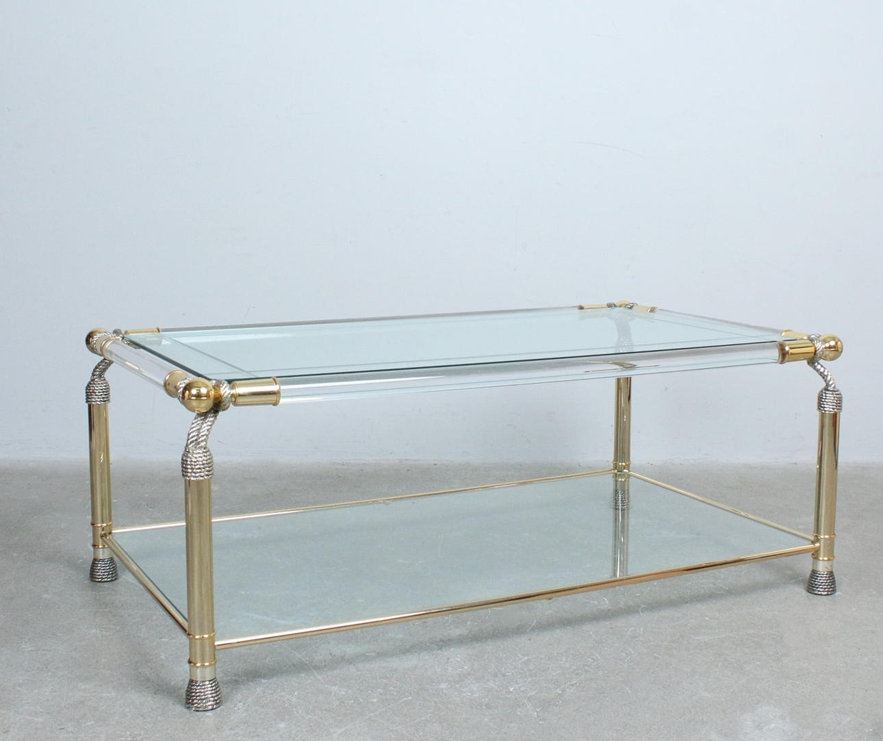 Glastisch im Hollywood-Regency-Stil mit zwei Glasplatten.