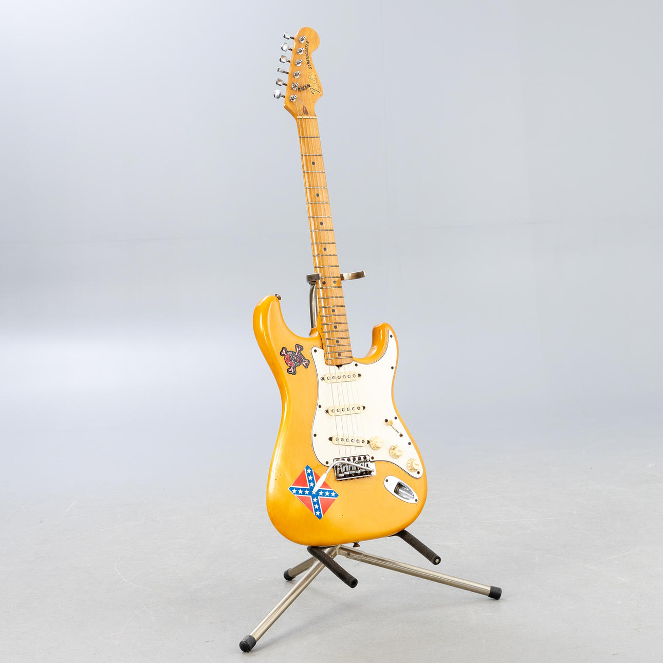 Fender elgitarr Dan Smith Stratocaster med tremolo, gulvit, årsmodell 1982.