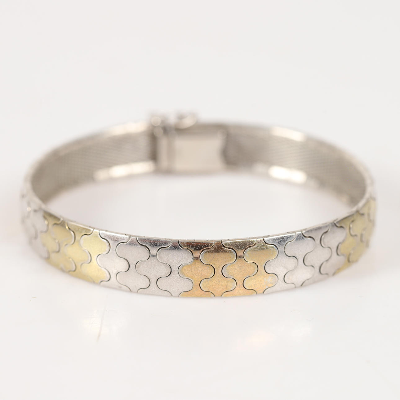 ARMBAND, silver med förgylld dekor.
