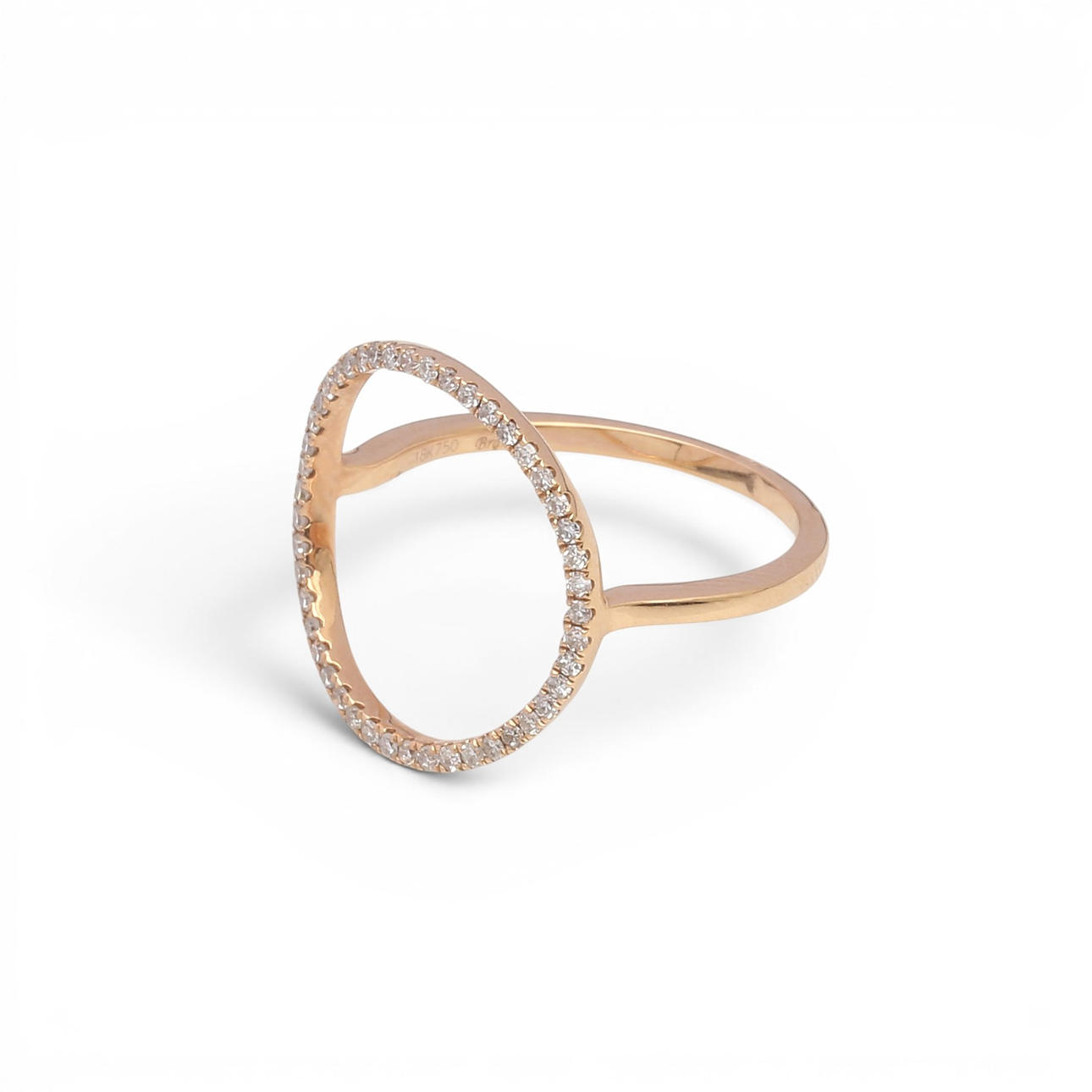 Ring i roséguld med diamanter.
