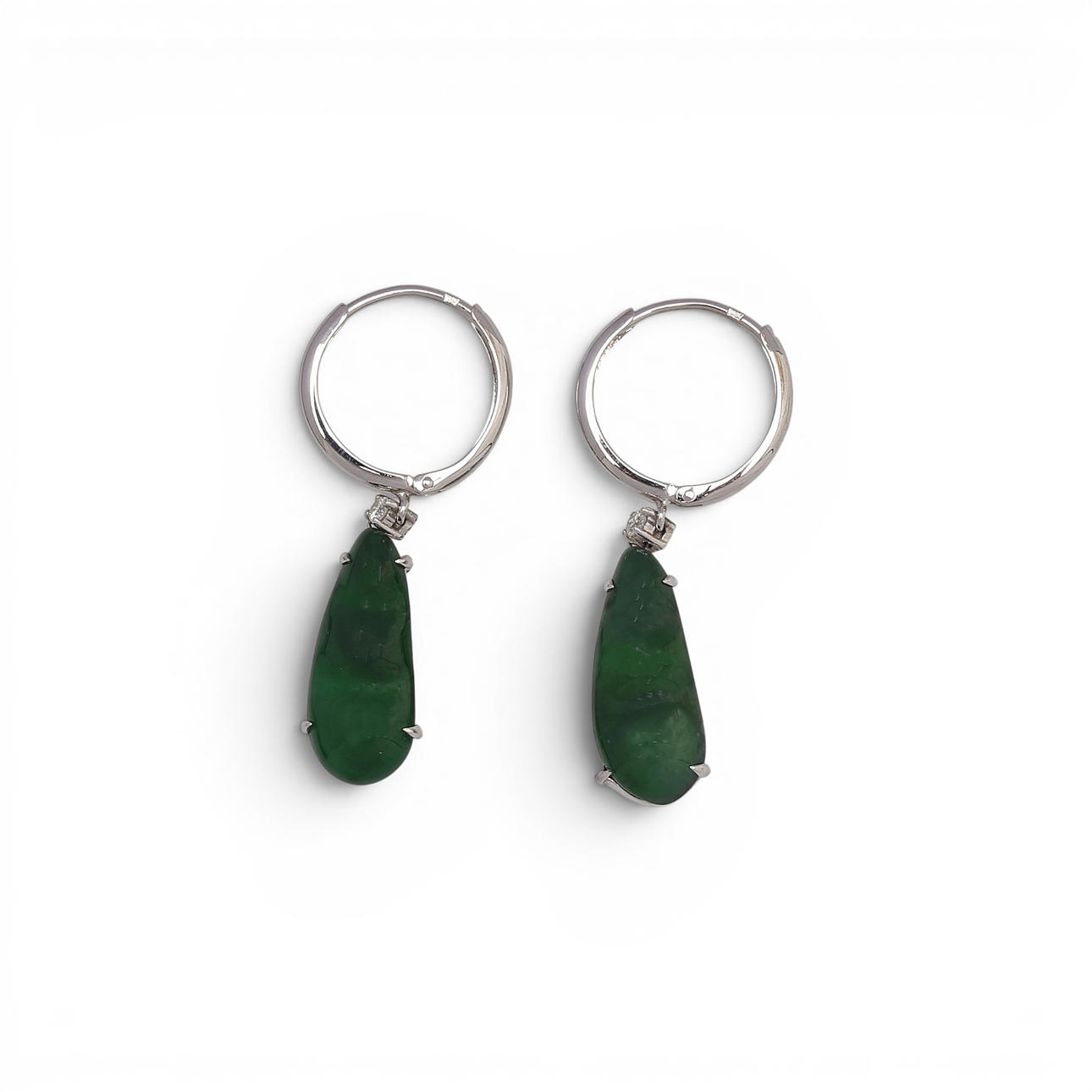 Örhängen med jade och diamanter.