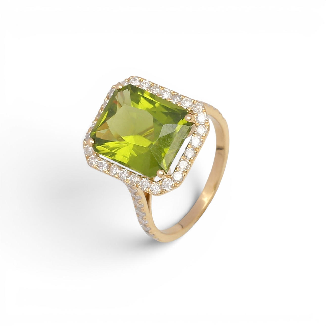 Ring med peridot och diamanter.