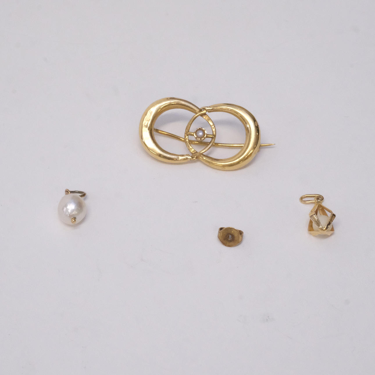 4 DELAR 18 K GULD.