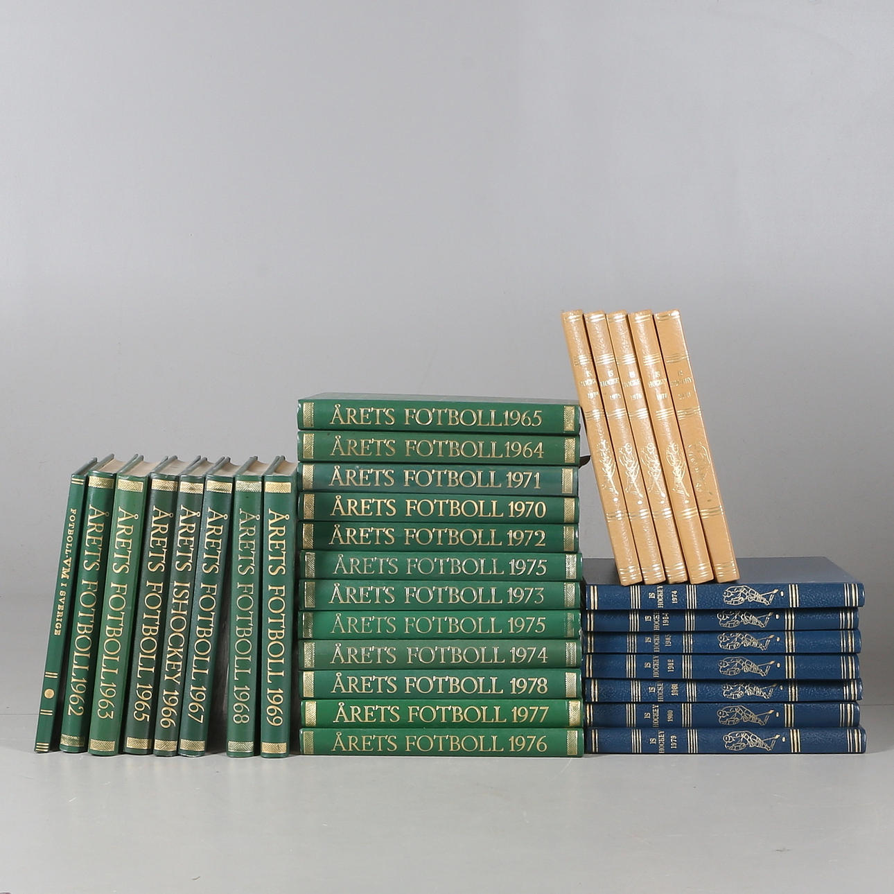 FOTBOLL samt ISHOCKEYBÖCKER, 32 st, 1958 - 1984.