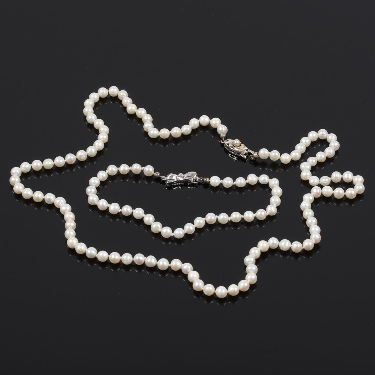 COLLIER och ARMBAND, sötvattenpärlor. silverlås, 1900-tal.