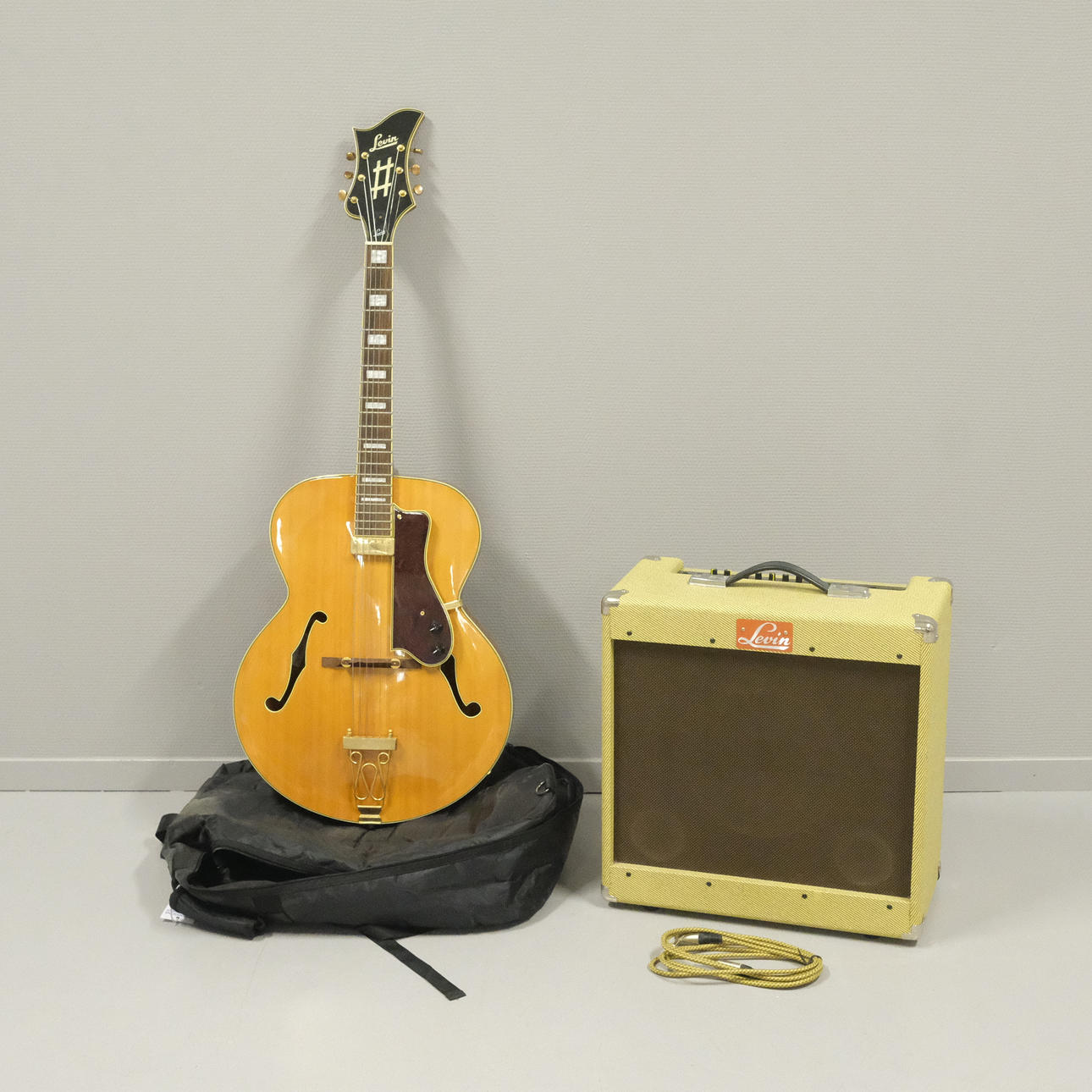 LEVIN. ORKESTERGITARR, HALVAKUSTISK. "ROYAL P NA" SAMT FÖRSTÄRKARE.