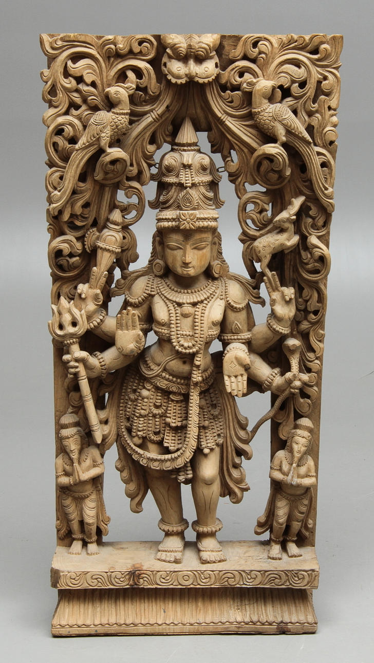 TRÄRELIEF med gudinna och heliga symboler.