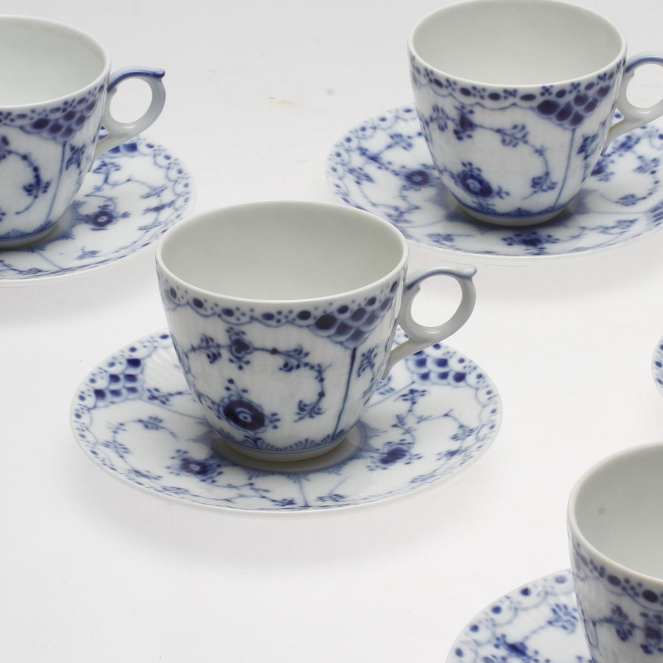 MOCKAKOPPAR MED FAT, 6 st, "Musselmalet", Royal Copenhagen, Danmark.