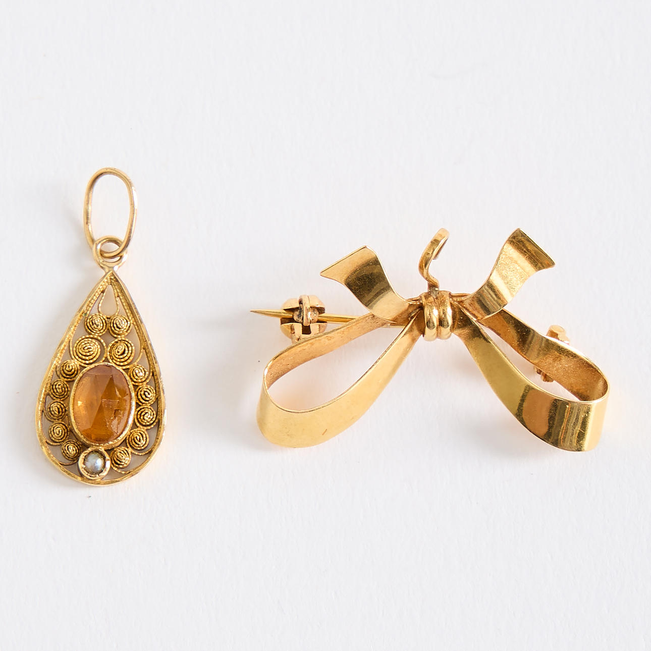 BROOCH WITH PENDANT, 18K gold.