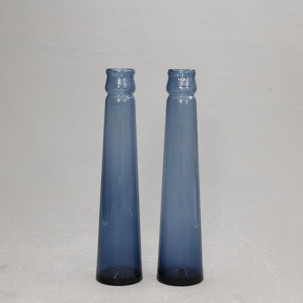 MARIA KARIIS. VASER, ett par, glas.