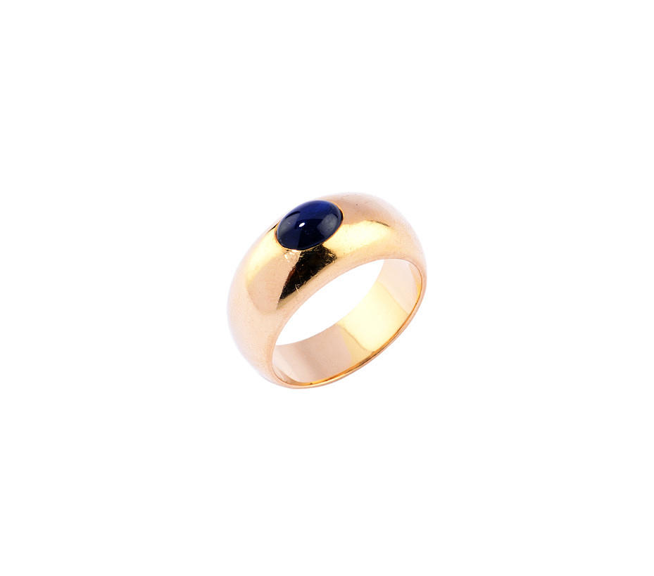 BANDRING. safir cabochon ca.. 6,7 x 5,0 mm.