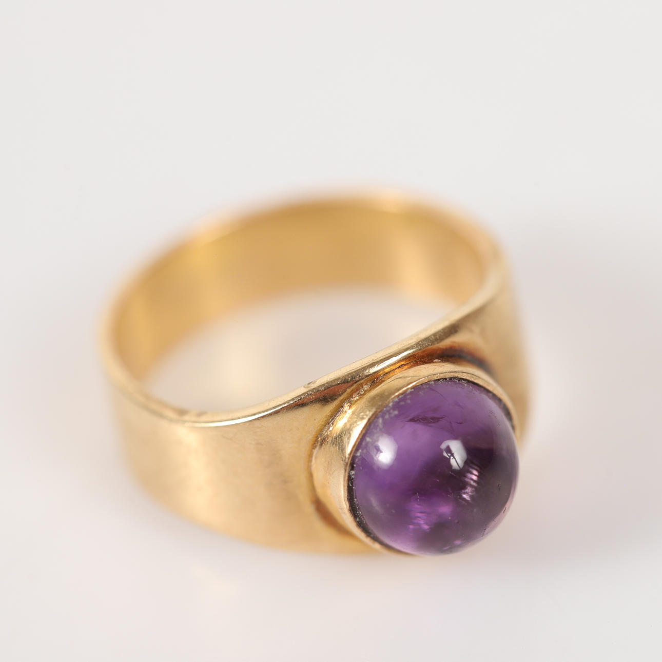RING, 18 K guld med cabochonslipad ametist.