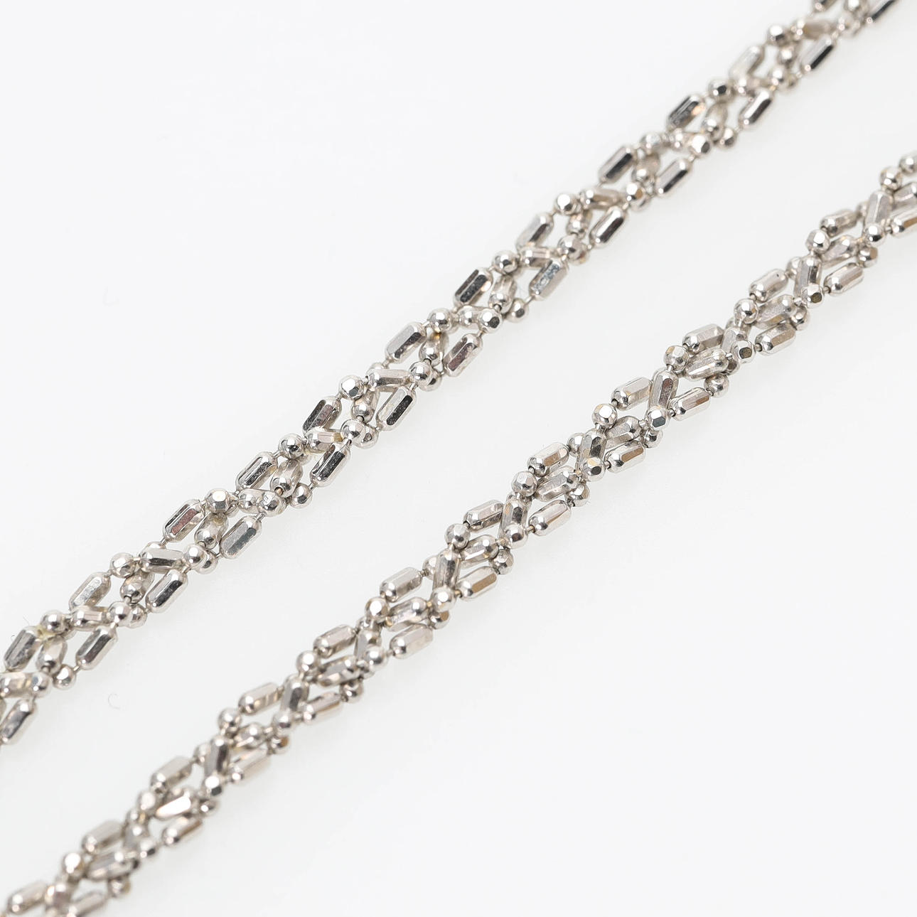 COLLIER, 18 k vitguld, rodierat, flätad länk.