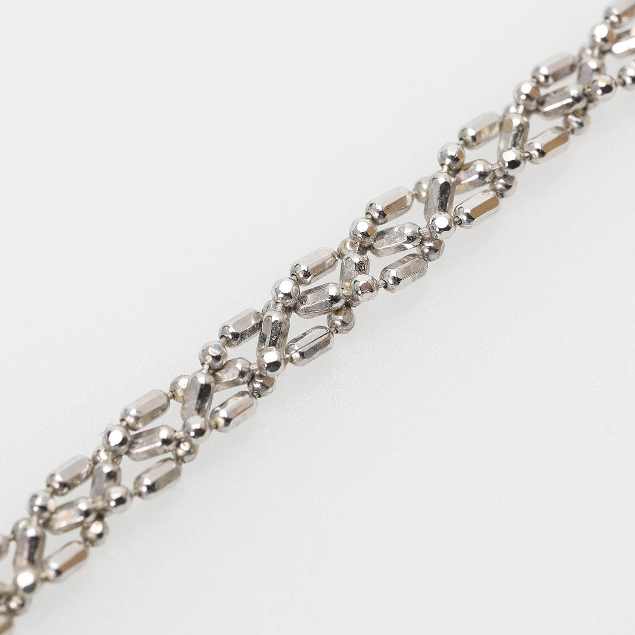 ARMBAND,18 k vitguld, rodierat, flätad länk.