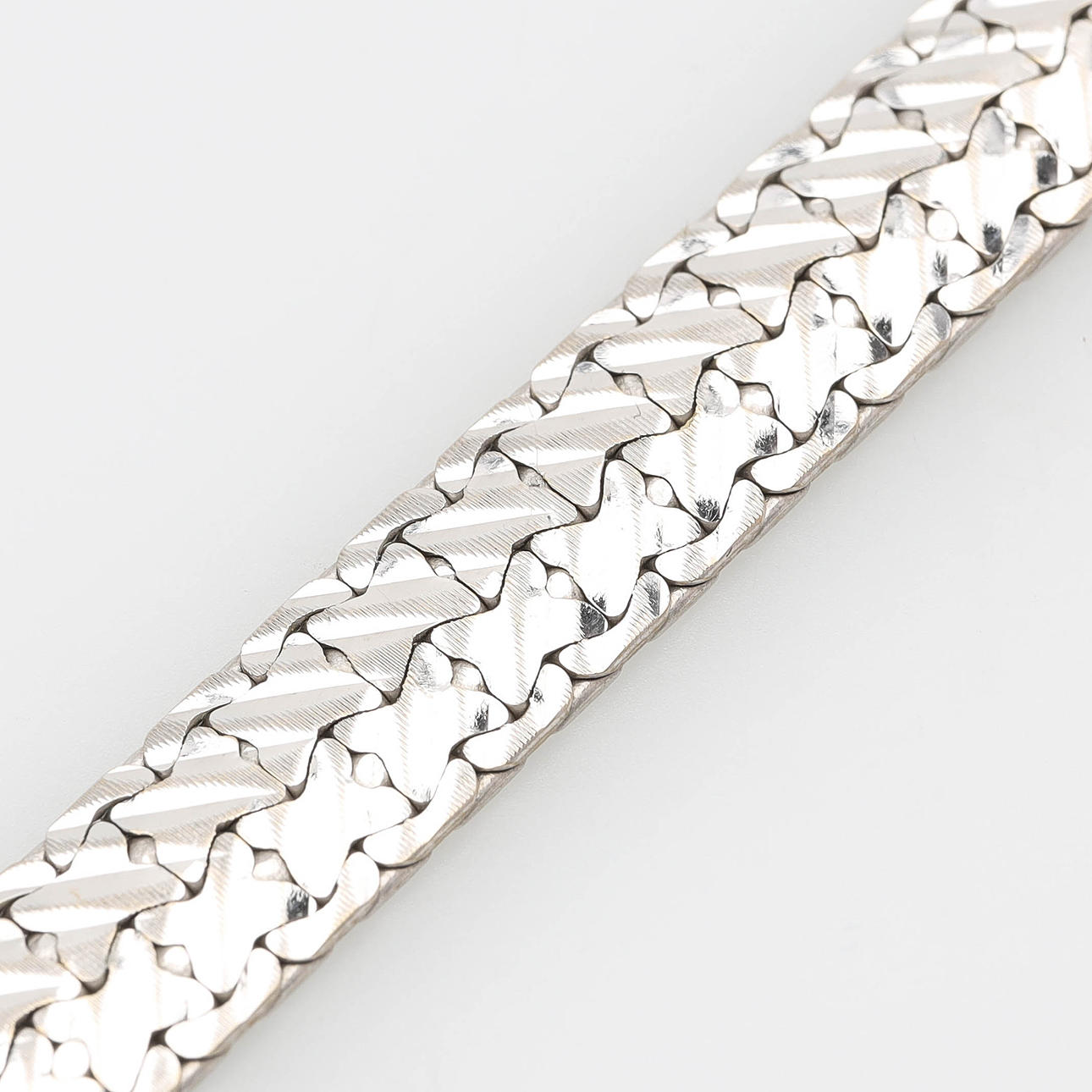 ARMBAND, 18 k vitguld, mönstrad x-länk.
