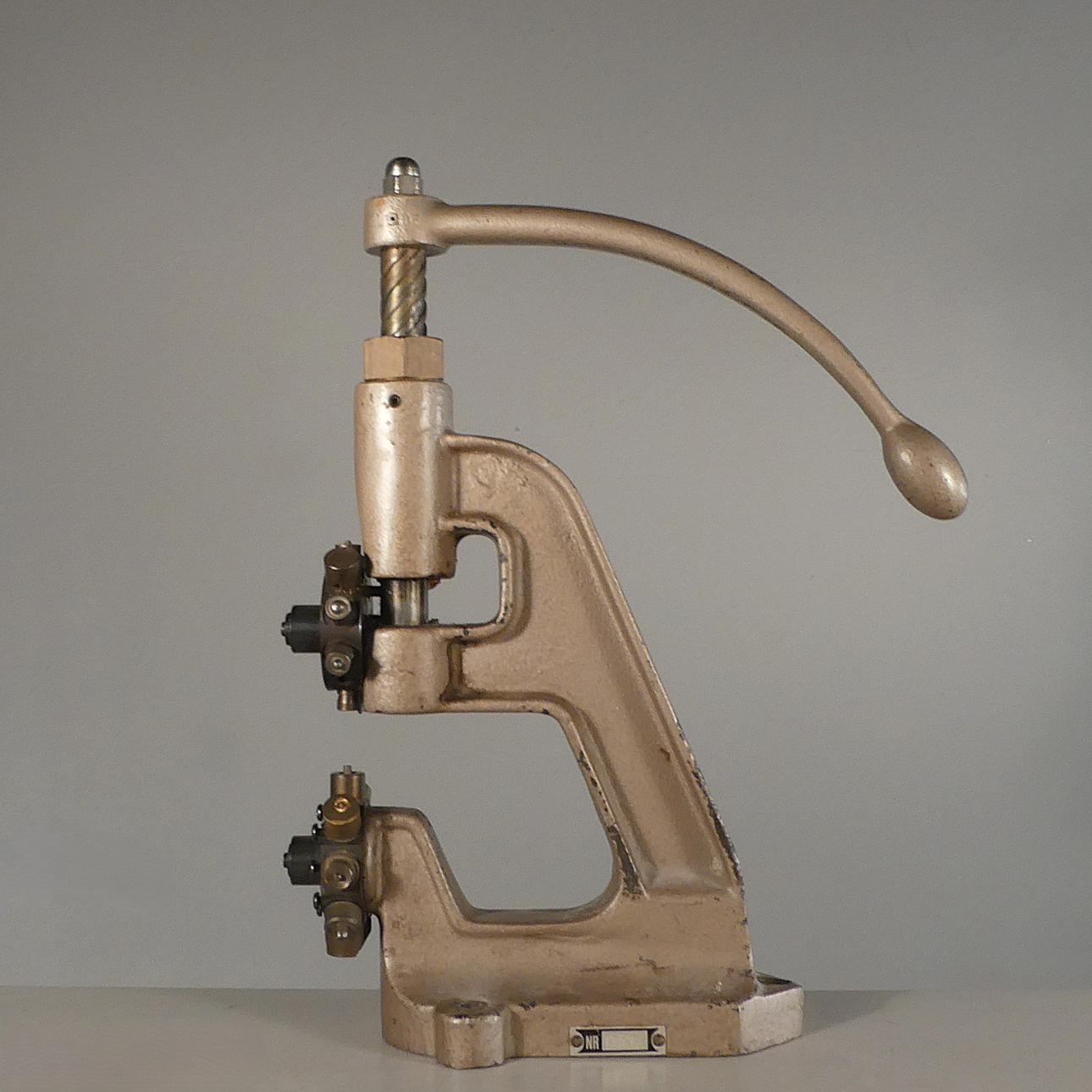 KNAPP OCH ÖLJETTPRESS, Nr D538.
