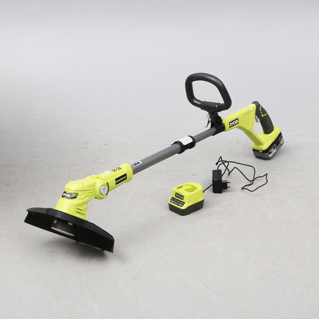 GRÄSTRIMMER Ryobi, modern.