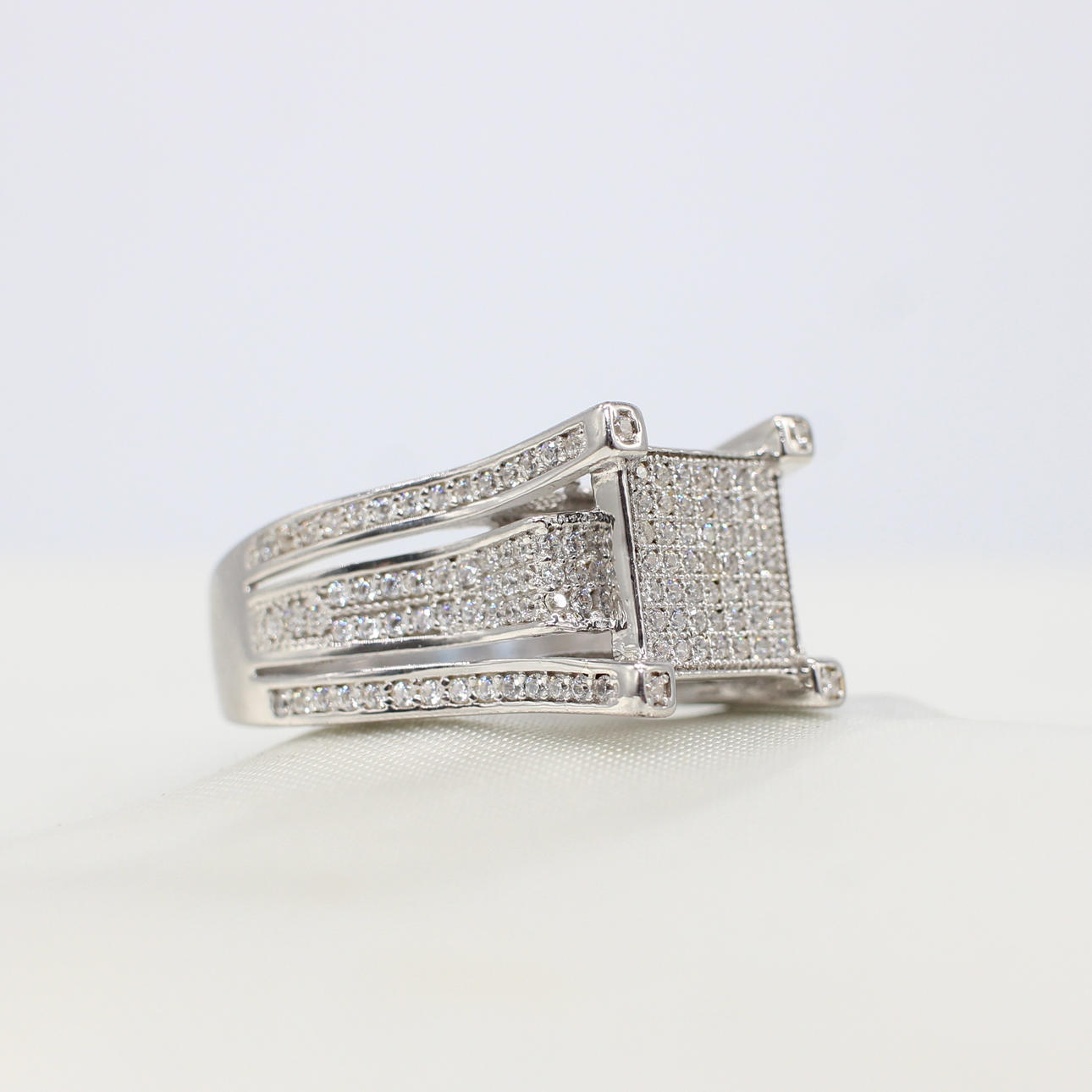 A LARGE SILVER DINNER RING. Jewellery & Gemstones - Rings - Auctionet