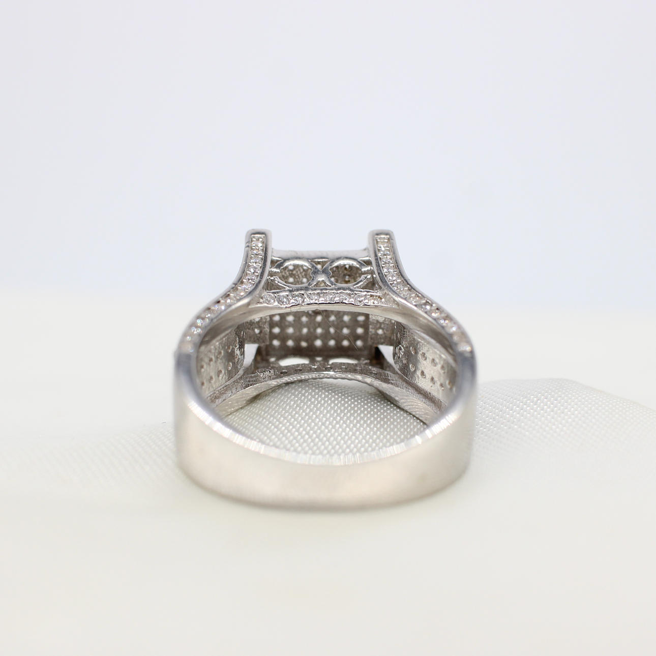 A LARGE SILVER DINNER RING. Jewellery & Gemstones - Rings - Auctionet