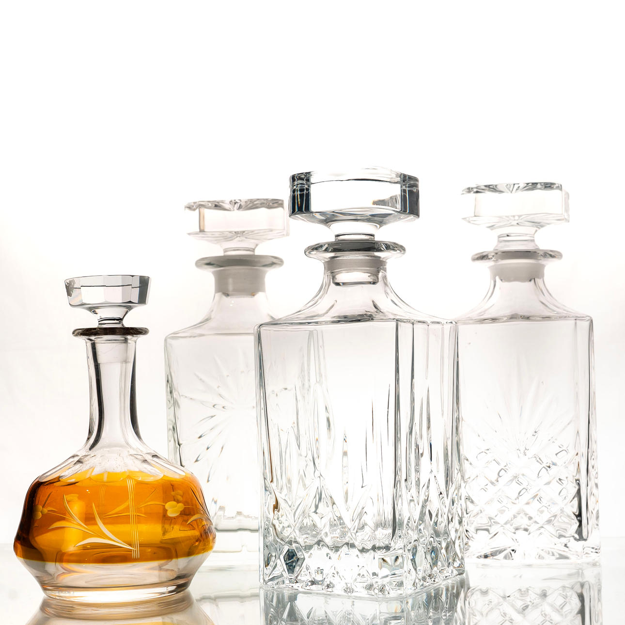 KARAFFER, glas, konstglas. (4st).