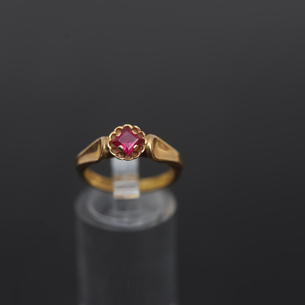 RING 23k, guld, 1935, med infattad röd dekor.