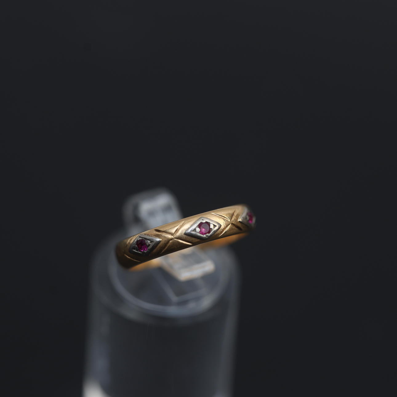RING, 18k, med infattade röda dekorer.