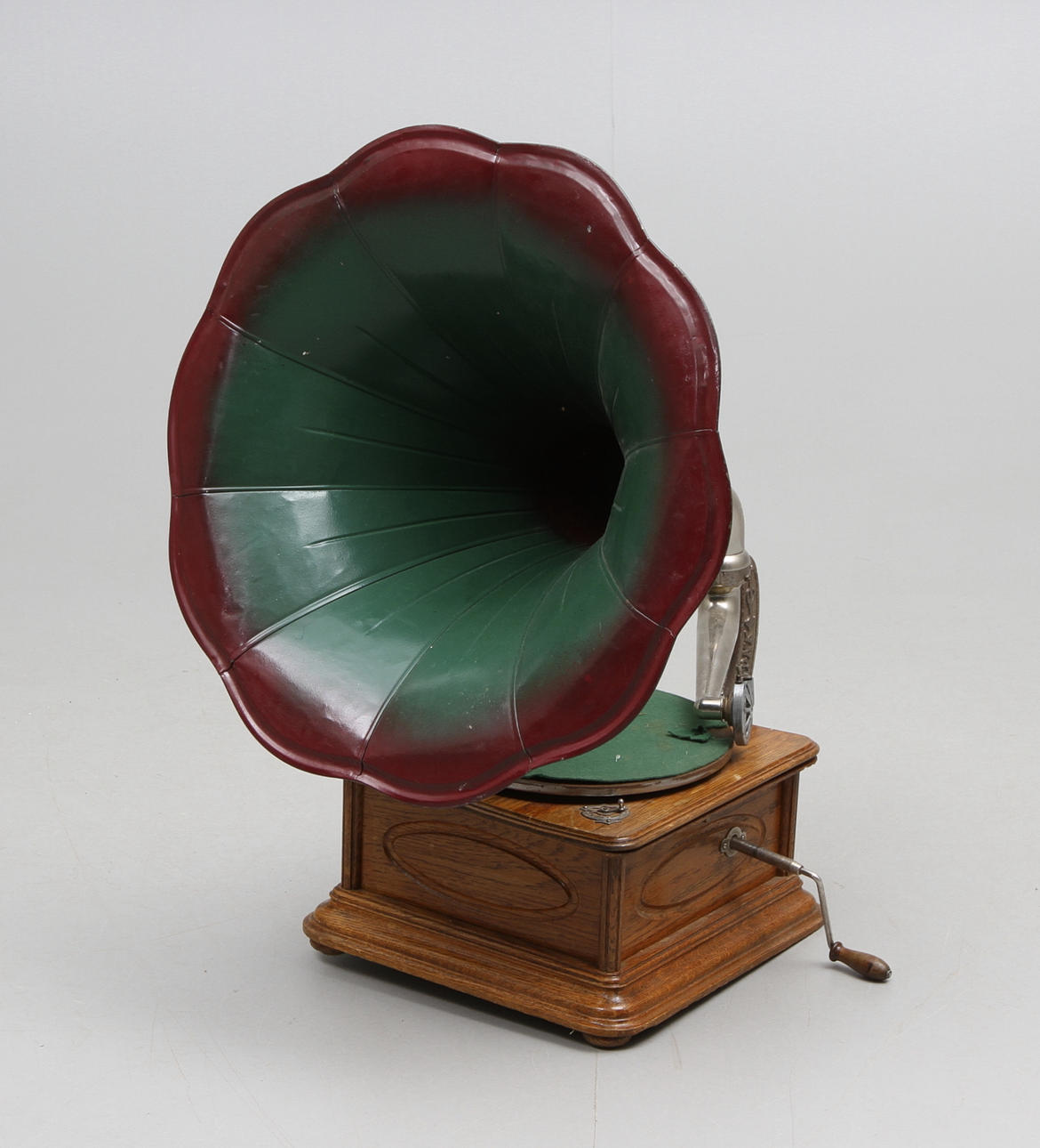 TRATTGRAMMOFON, med vev, 1900-tal.