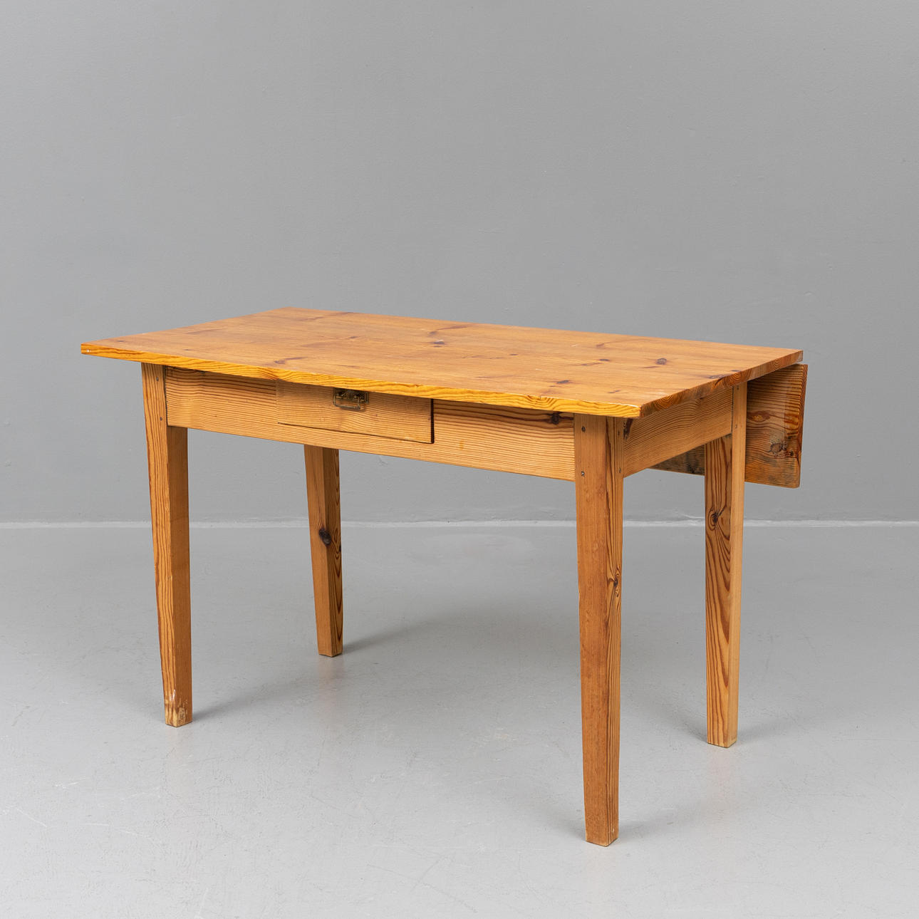 SKRIVBORD, furu, 1900-tal.