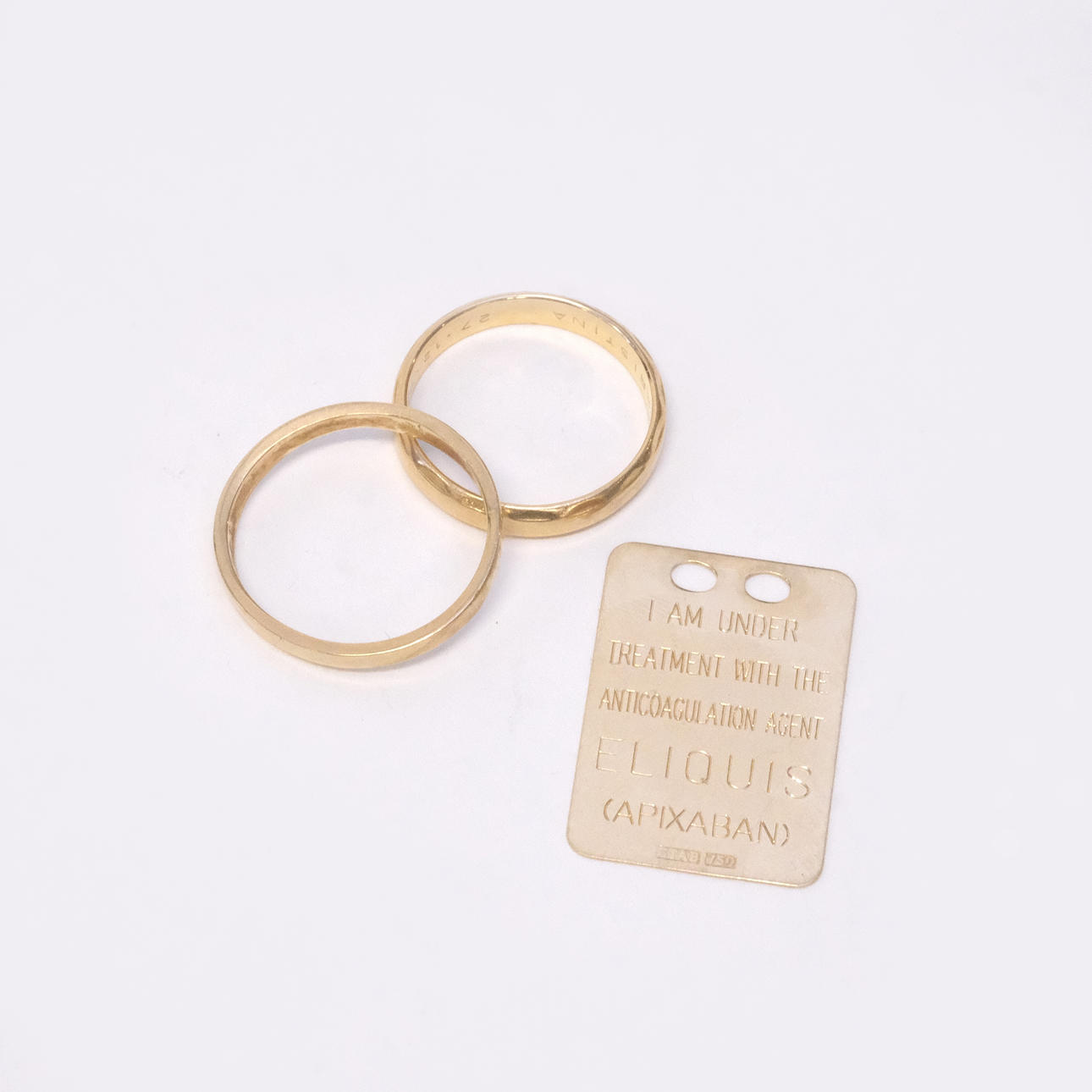 RINGAR, TVÅ STYCKEN SAMT HÄNGE, 18K GULD.