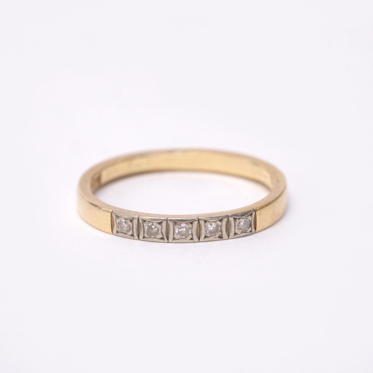 ALLIANSRING MED DIAMANTER.