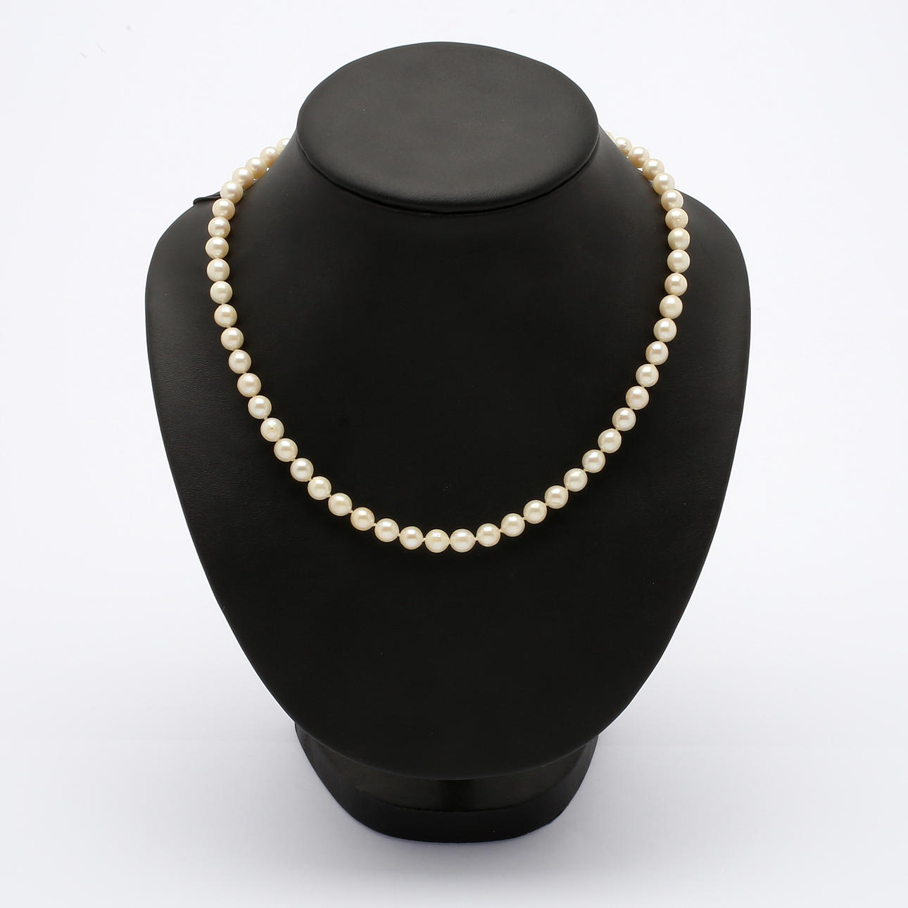 PÄRLCOLLIER, odlade saltvattenpärlor, lås i 18K guld.