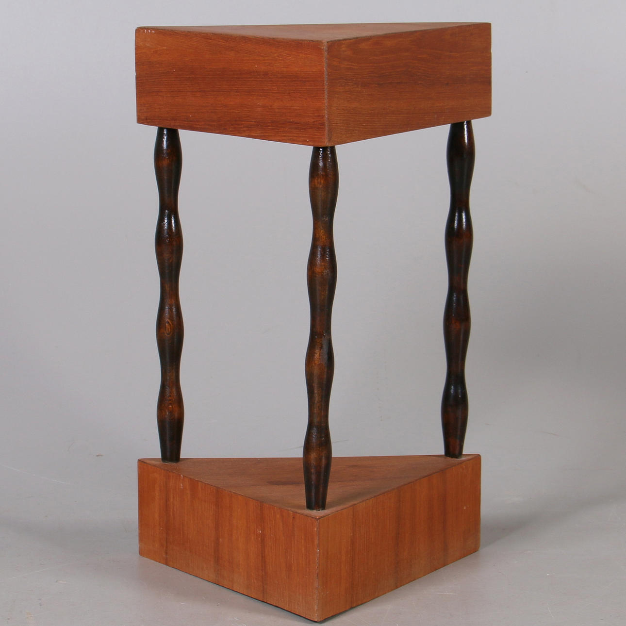 HÖRNPIEDESTAL, teak, 1900-tal.