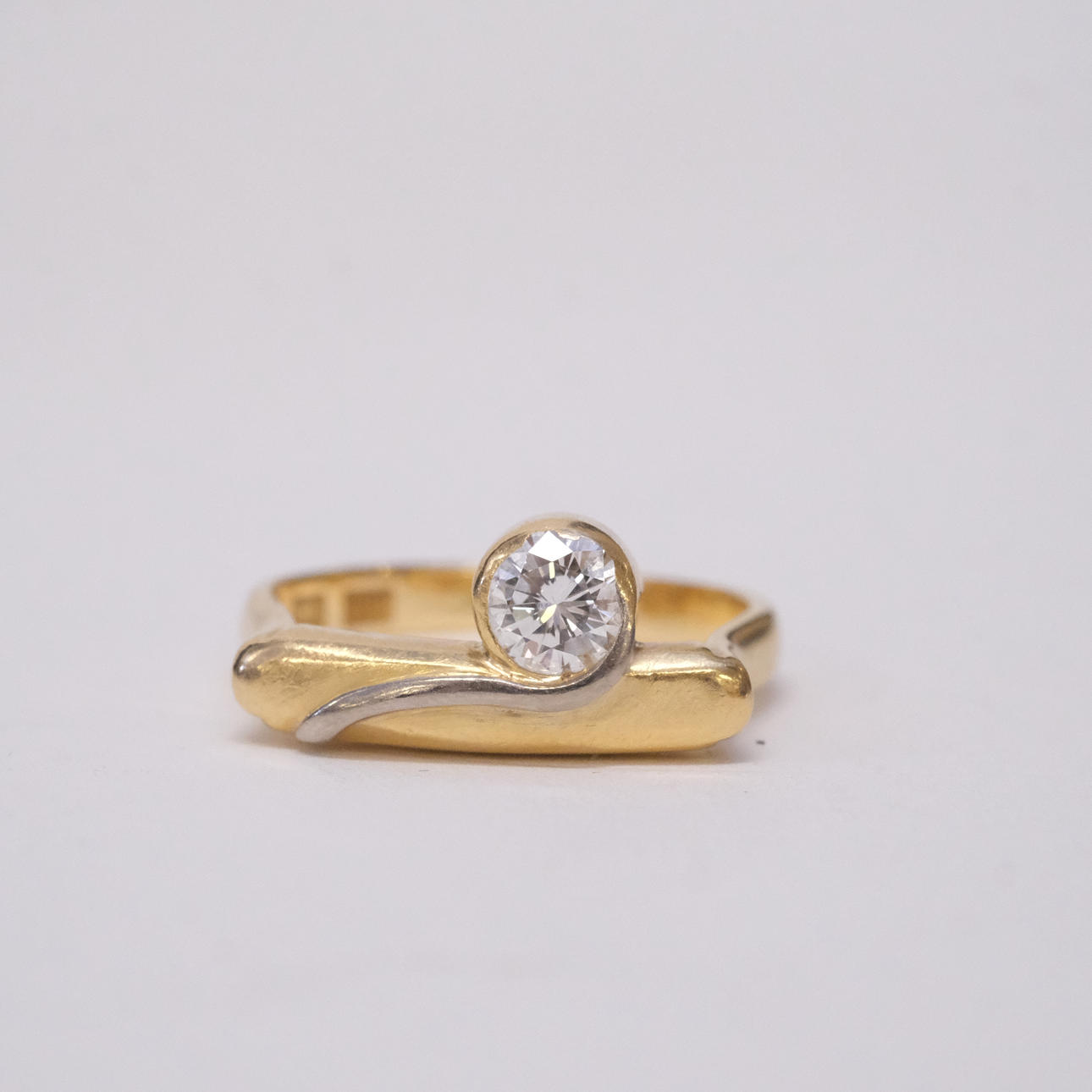 SOLITÄRRING MED DIAMANT, CRONSIÖ.