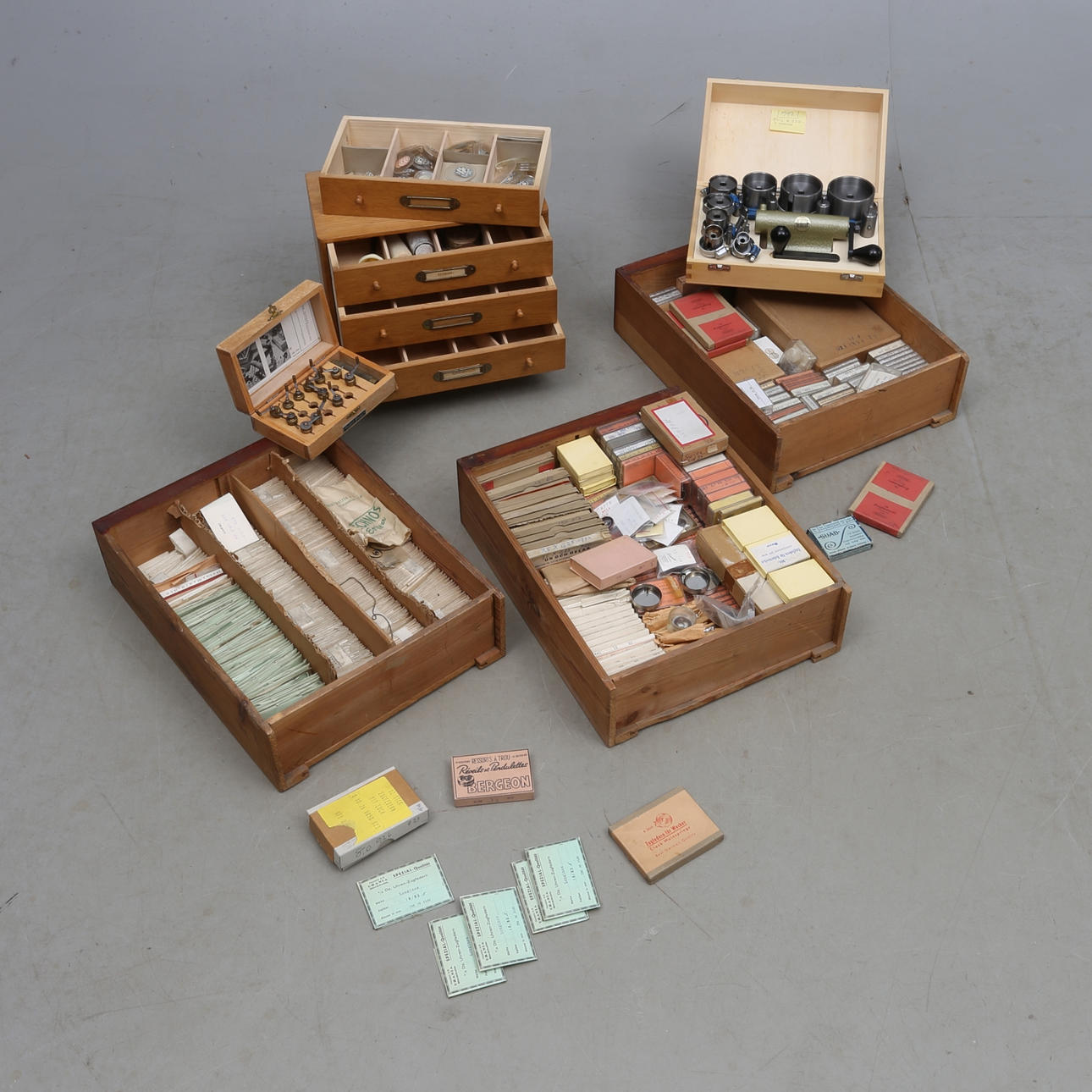 URMAKERIDELAR, mestadels fjädrar, 1900-tal.