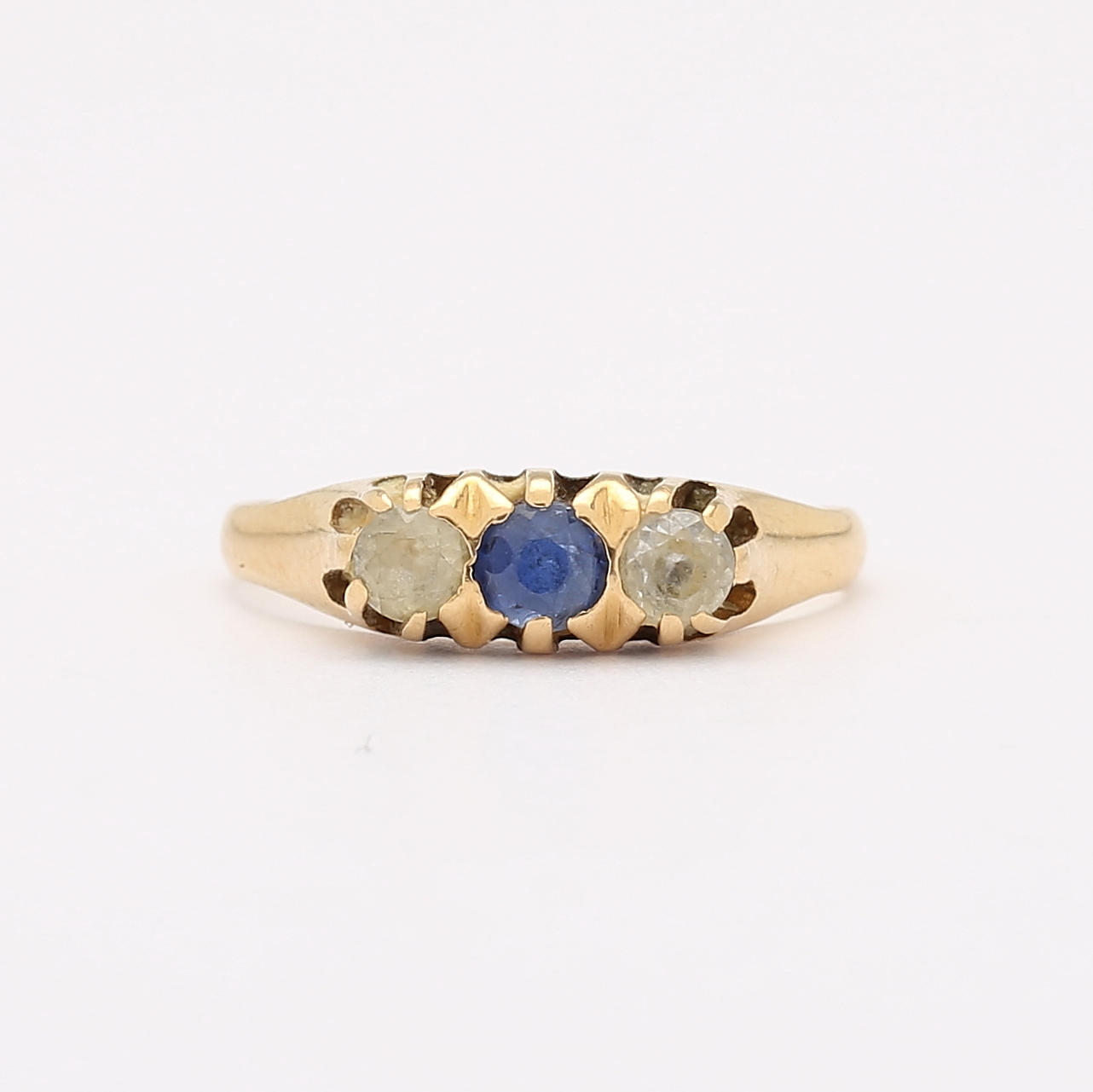 RING, 18K guld, med blå samt vita stenar. Total vikt ca 2,4 g.