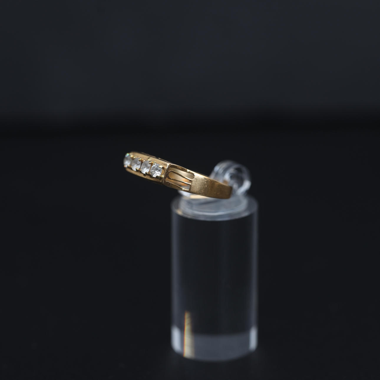 RING, 18k, guld, med infattade klara dekorer.