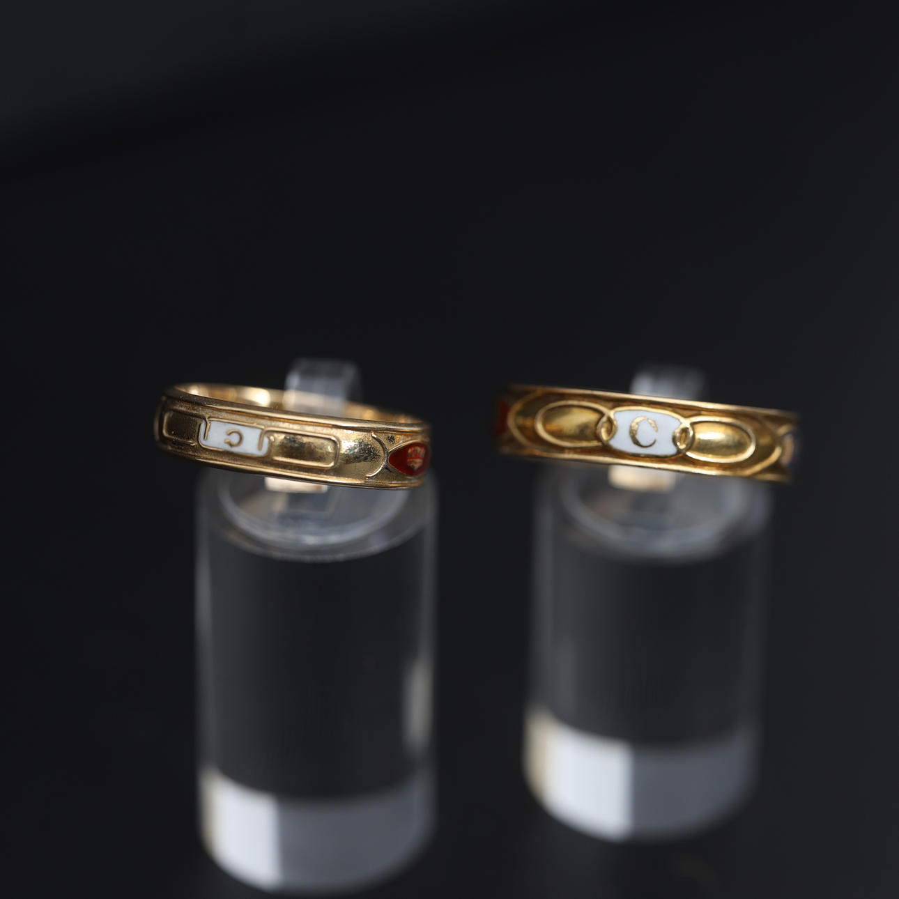 RINGAR 2st, 18k, guld, med emaljerad dekor.