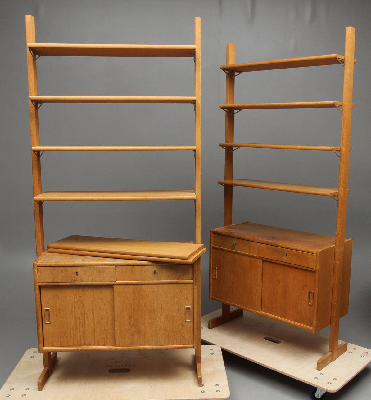 BOKHYLLOR 2 st, ek, 1900-talets senare del.