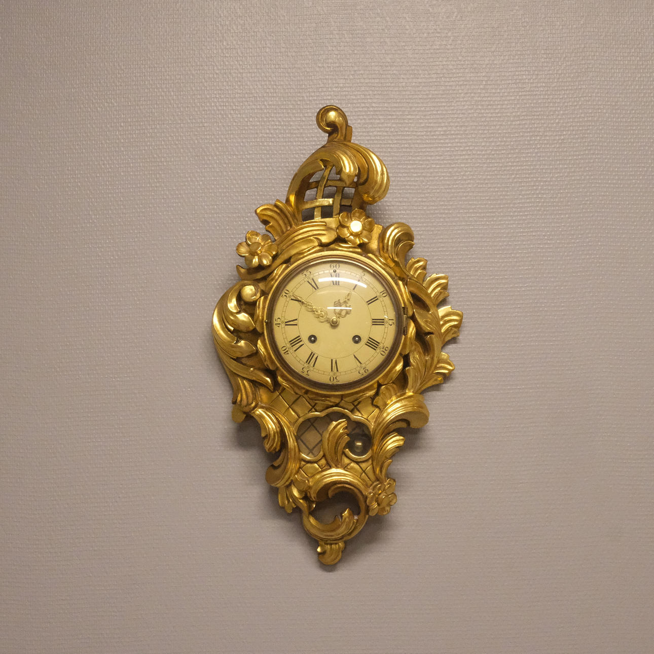 VÄGGPENDYL, FÖRGYLLD. WESTERSTRANDS. 1900-TAL.