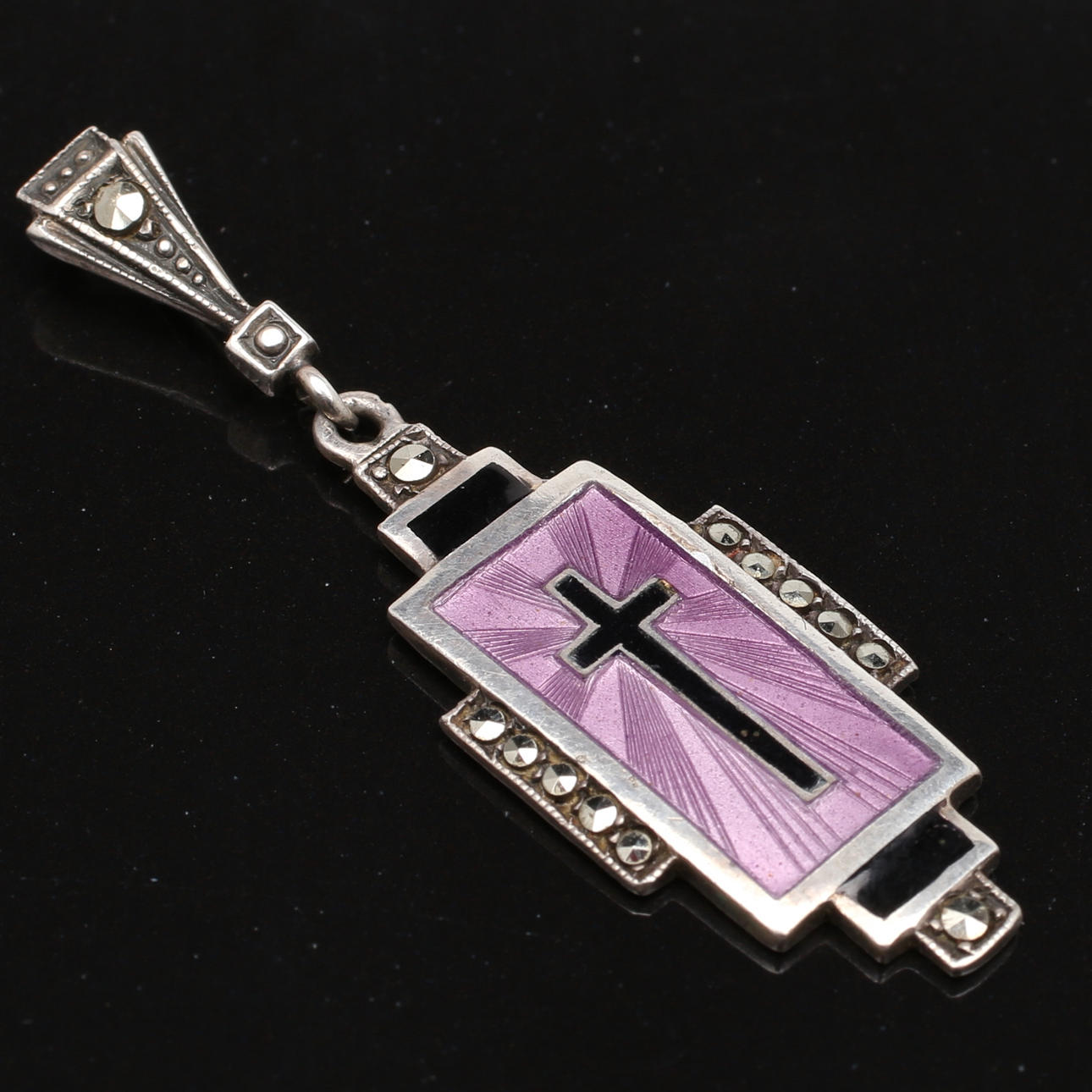 HÄNGE, sterlingsilver med emaljdekor, art déco, 1900-talets första hälft.