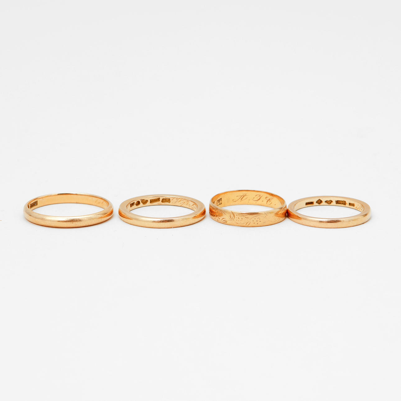 RINGAR, 4 st, 18k guld, vikt ca 14,8 gram.