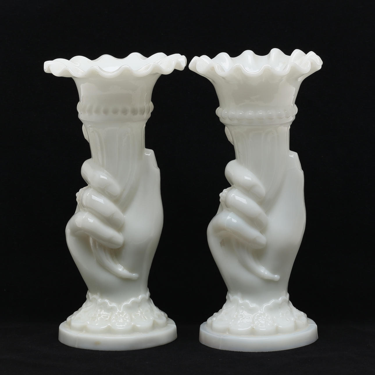 VASER, 1 par, opalglas, 1800-talets slut.