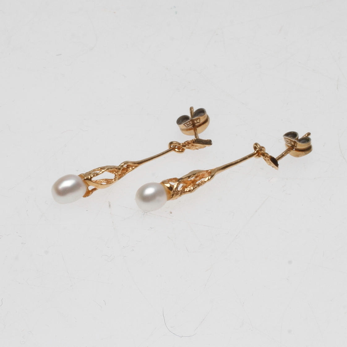 ÖRHÄNGEN, ett par, guld, 18k, med pärlor, total vikt ca. 1,9 gram.