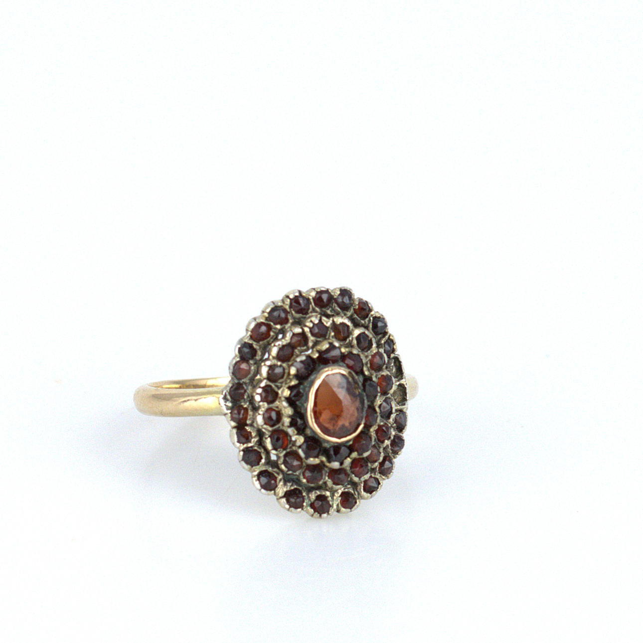 RING med granater, guld 18k, Malmö 1931.