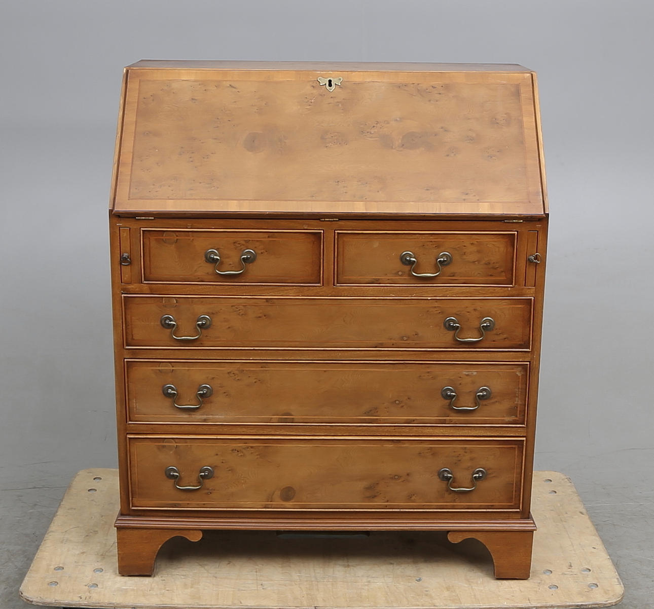 SNEDKLAFFSEKRETÄR, engelsk stil, 1900-tal.