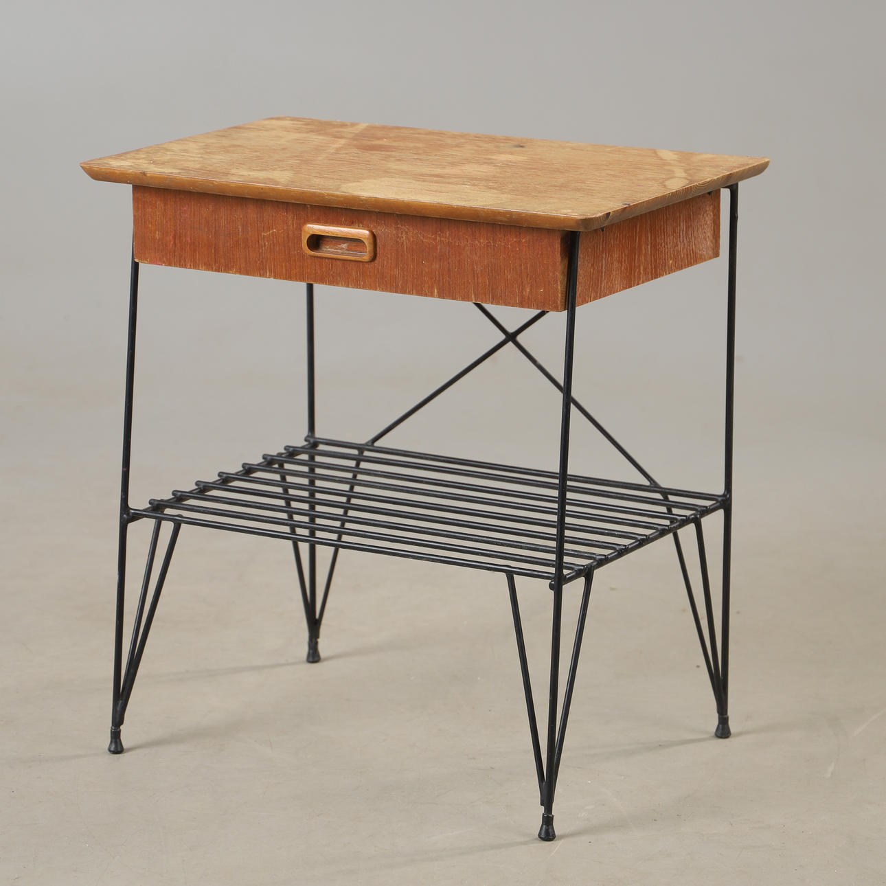 SIDOBORD, teak med striungunderrede, 1900-talets mitt.